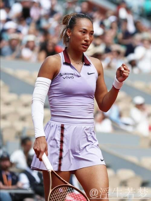 郑钦文草地赛季首秀告捷 挺进女王杯单打八强