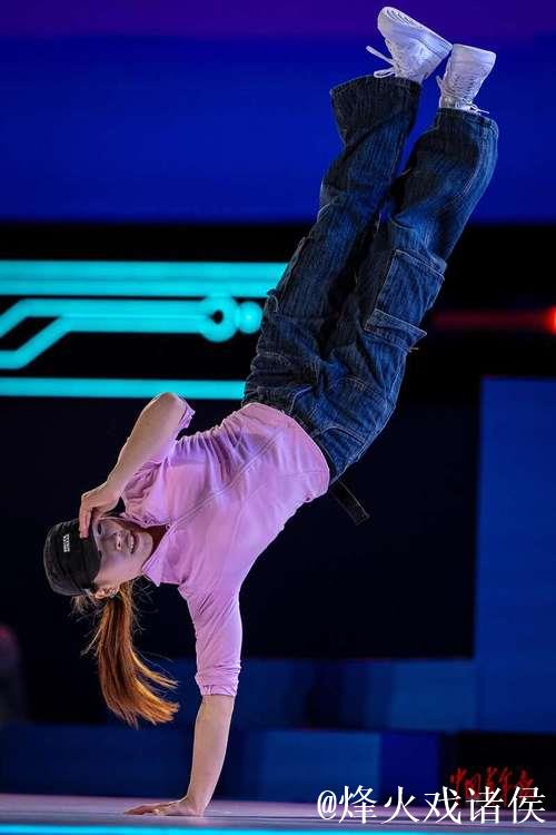 全运会霹雳舞女子组决赛 刘清漪战胜对手成功卫冕